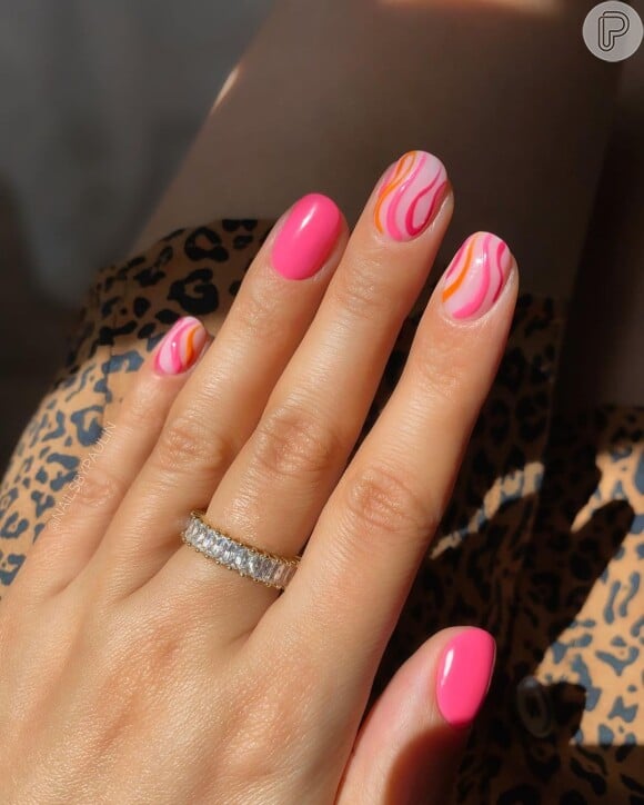Esmalte rosa em unhas decoradas com animal print