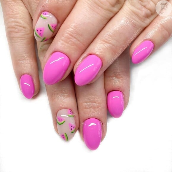 Unhas decoradas com elementos cor de rosa: melancia no dedo anelar dá um ar funny às mãos