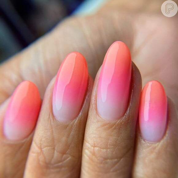 Jelly nails em unhas decoradas é opção estilosa para quem ama a trend Barbiecore