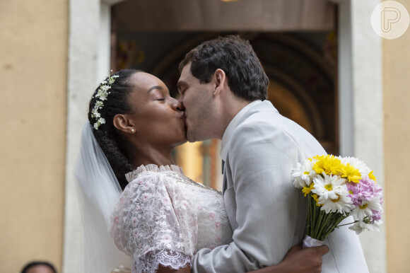 Após casamento, Letícia e Lorenzo se beijam na novela 'Além da Ilusão'