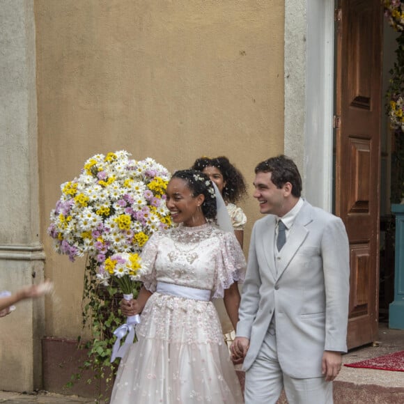 Após casamento, Letícia e Lorenzo deixam a igreja na reta final da novela 'Além da Ilusão'