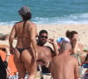Viviane Araujo estava com o marido, Guilherme Militão, e com amigos na praia