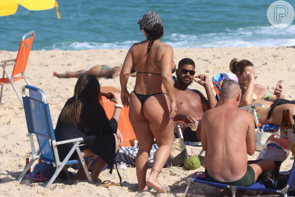 Viviane Araujo estava com o marido, Guilherme Militão, e com amigos na praia