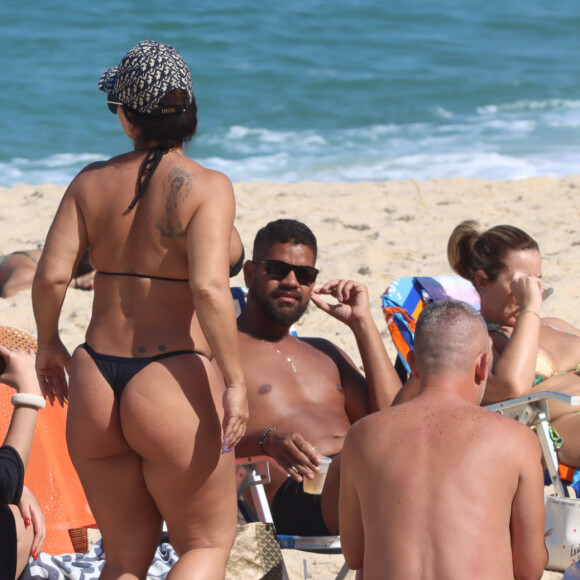 Viviane Araujo estava com o marido, Guilherme Militão, e com amigos na praia