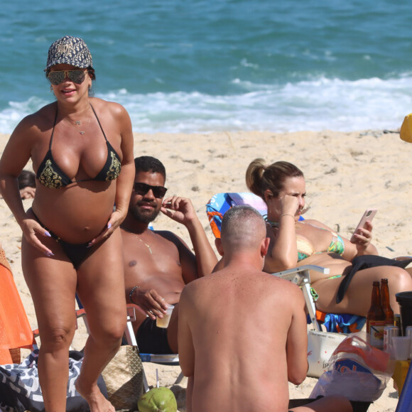 Viviane Araujo tem mostrado a evolução da barriga de grávida nas redes sociais