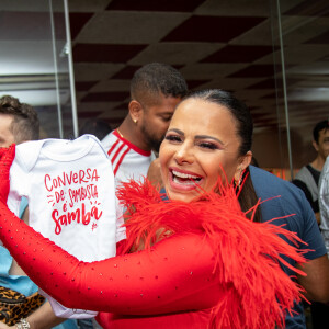 Viviane Araujo também ganhou presentes para o filho, Joaquim