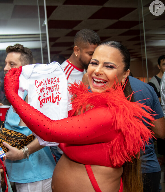 Viviane Araujo também ganhou presentes para o filho, Joaquim