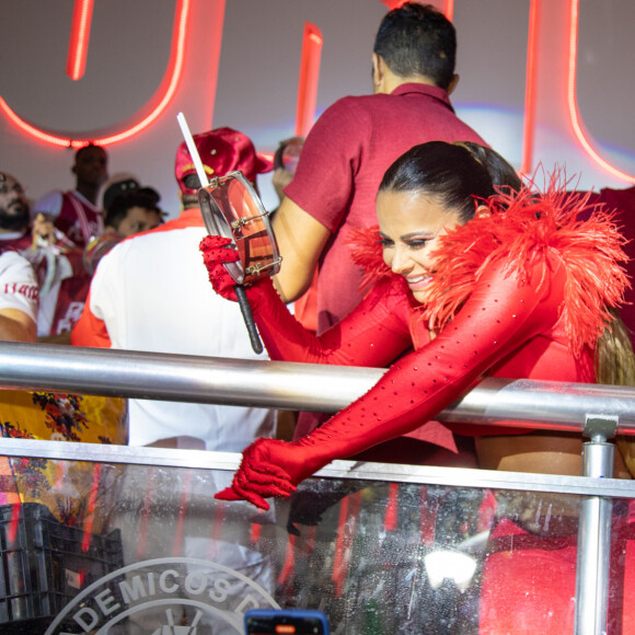 Viviane Araujo foi tietada pelos presentes no ensaio