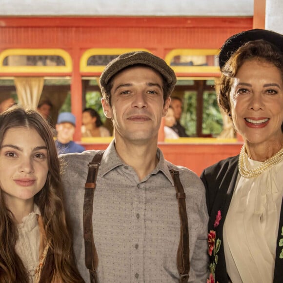 Contra a vontade da mãe, Lisiê, Tenório fica em Campos e se casa com Olívia, na novela 'Além da Ilusão'