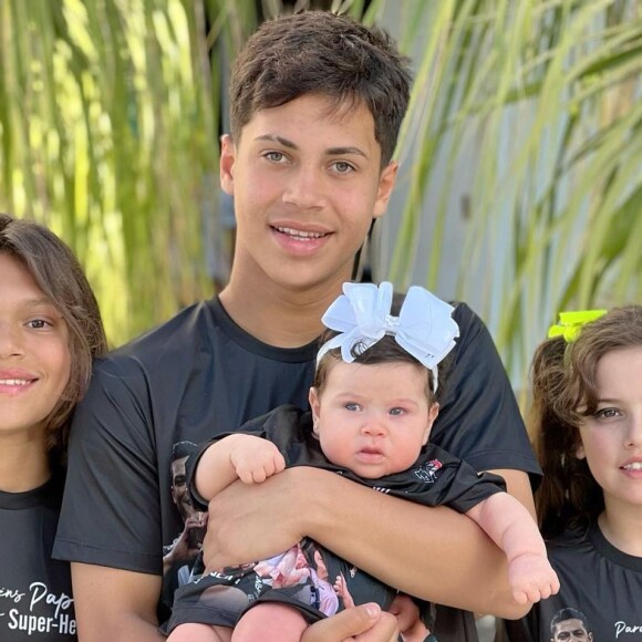 Filhos de Hulk vestiram camisas iguais para homenagear o pai: 'Parabéns, papai, nosso heroi'