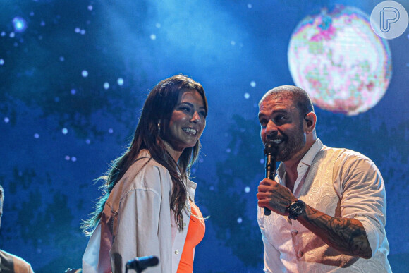 Paolla Oliveira subiu ao palco de Diogo Nogueira para dançar a canção 'Flor de Canã', escrita especialmente para ela