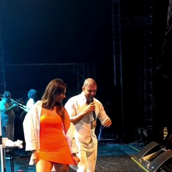 Paolla Oliveira ainda dá aquela 'ajeitadinha' no vestido em performance com Diogo Nogueira