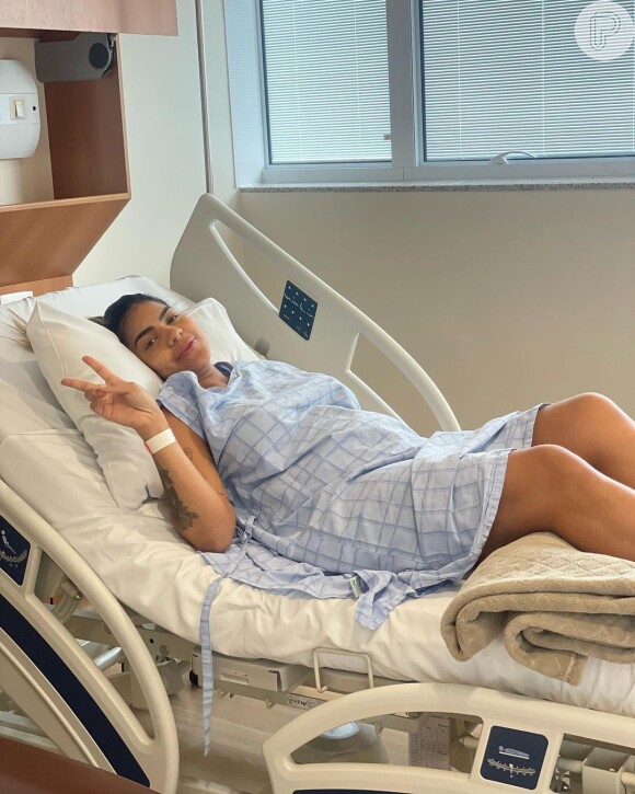 Tays Reis compartilhou uma foto na cama do hospital