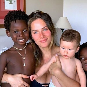 Giovanna Ewbank e Bruno Gagliasso vão prestar queixa contra mulher racista que insultou Bless e Títi