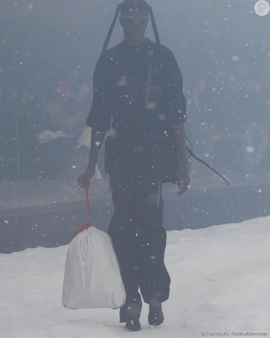 A Balenciaga não esconde a preferência por lançar itens de moda que viralizem nas redes sociais pelo lado exótico