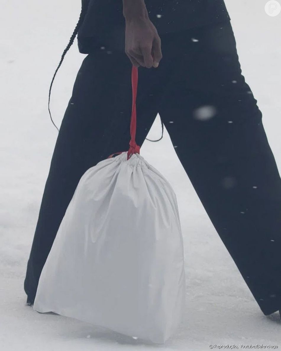 Bolsa ou saco de lixo? Lançamento polêmico da Balenciaga divide opiniões nas redes sociais
