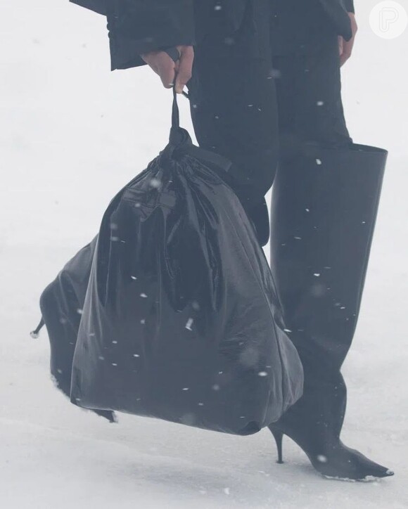 A bolsa lançada pela Balenciaga e inspirada em saco de lixo movimentou o Twitter