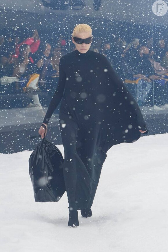 Diretor da Balenciaga contou que a bolsa desfilada em março (foto) é um 'escândalo fashion' proposital