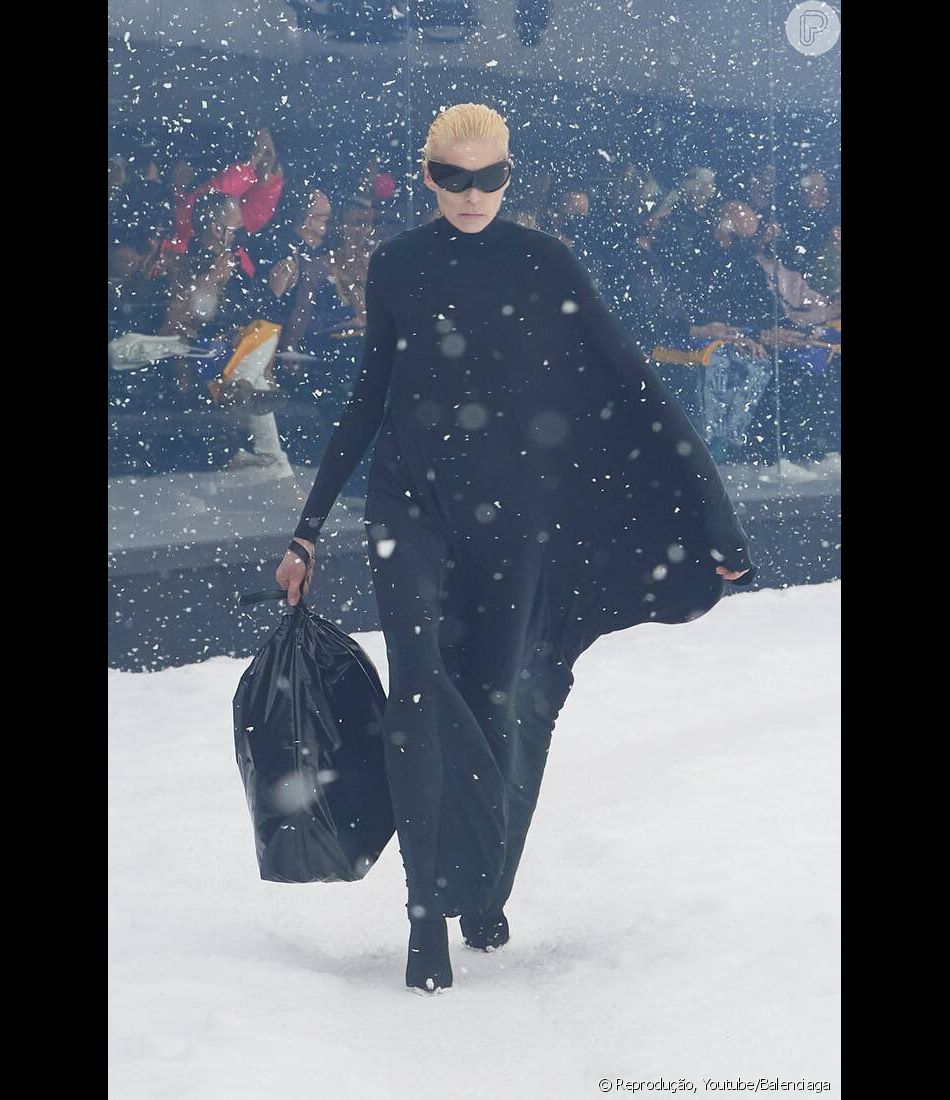 Diretor da Balenciaga contou que a bolsa desfilada em março (foto) é um 'escândalo fashion' proposital