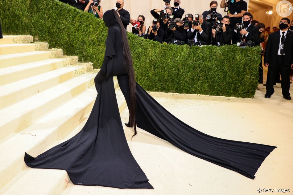Look de Kim Kardashian no MET Gala 2021 foi da Balenciaga
