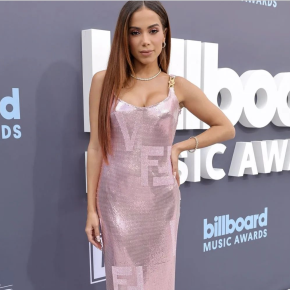 Anitta apareceu rebolando ao som da sua nova música, 'El que Espera'
 