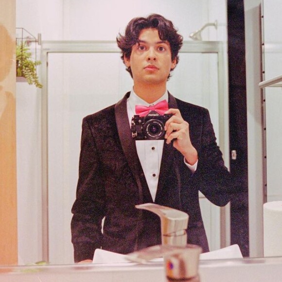 O felizardo em questão é o ator Xolo Mariudena, seu par romântico no filme 'Besouro Azul'