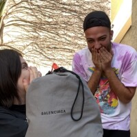 Reação de Gkay ao ganhar bolsa saco de lixo Balenciaga - de R$ 9 mil - é hilária: 'O brilho sumindo'