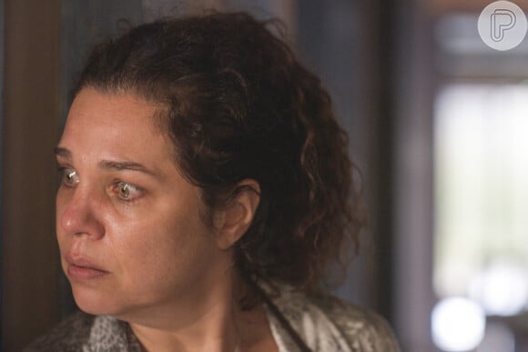 Guta (Julia Dalavia) vai trair a mãe, Maria Bruaca (Isabel Teixeira), na novela 'Pantanal'