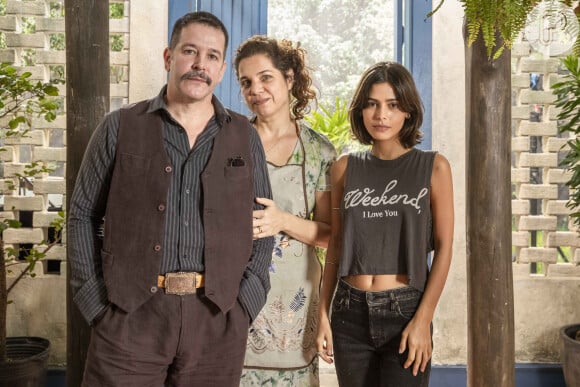 Guta (Julia Dalavia) descobre que o pai, Tenório (Murilo Benício), não é pai de Marcelo (Lucas Leto), na novela 'Pantanal'