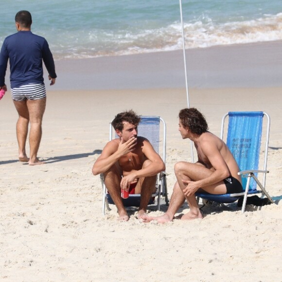 Segundo fontes do Purepeople, o rapaz que aparece nas fotos com Jesuita Barbosa é o designer Cícero