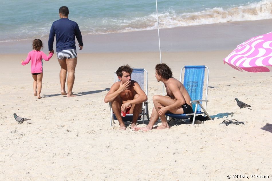 Segundo fontes do Purepeople, o rapaz que aparece nas fotos com Jesuita Barbosa é o designer Cícero