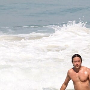 Jesuita Barbosa se refrescou na Praia do Leblon, no Rio de Janeiro