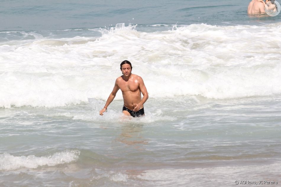 Jesuita Barbosa se refrescou na Praia do Leblon, no Rio de Janeiro
