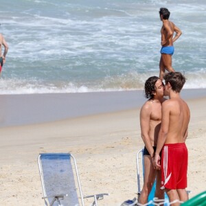 Jesuita Barbosa: flagra de beijão em praia acontece dias depois de boatos de reconciliação com o ex-namorado, Fábio Audi