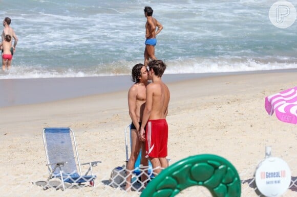 Jesuita Barbosa: flagra de beijão em praia acontece dias depois de boatos de reconciliação com o ex-namorado, Fábio Audi