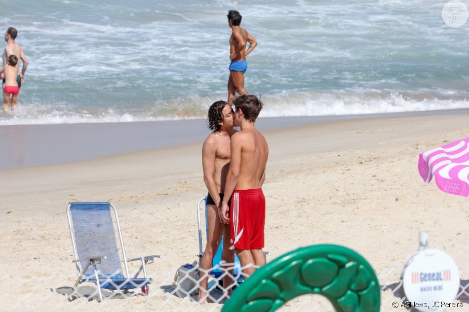 Jesuita Barbosa: flagra de beijão em praia acontece dias depois de boatos de reconciliação com o ex-namorado, Fábio Audi