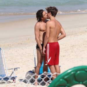 Jesuita Barbosa trocou beijos com um rapaz em praia carioca