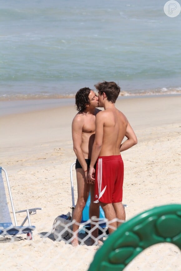 Jesuita Barbosa trocou beijos com um rapaz em praia carioca