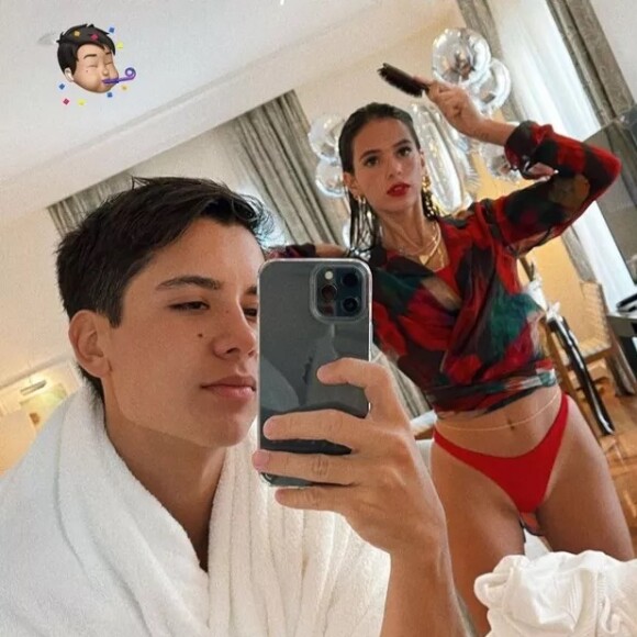 Bruna Marquezine convocou os amigos para compartilhar mansão avaliada em mais de R$ 70 milhões