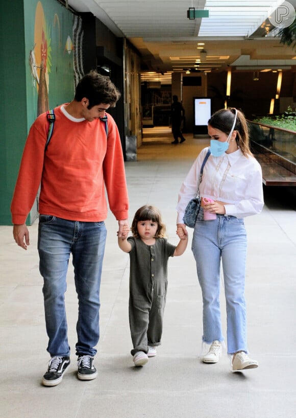 Clara Maria roubou a cena ao passear com os pais famosos em um shopping do Rio