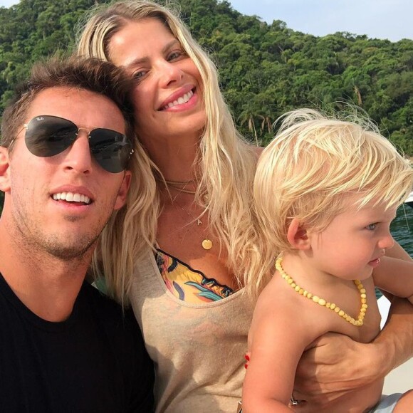 Enrico é filho biológico apenas de Karina Bacchi, que realizou uma fertilização in vitro