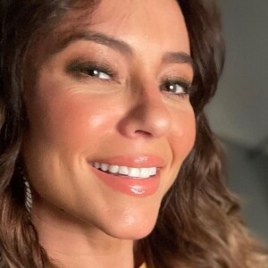 Paolla Oliveira está promovendo seu novo filme. Por isso, ela aparece grávida ao lado de Lázaro Ramos, que será seu par romântico