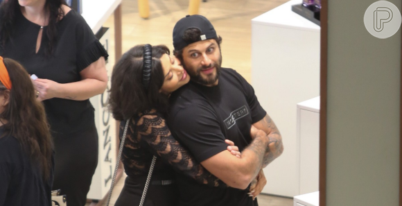 Jesus Luz e Aline Campos trocam beijos em shopping