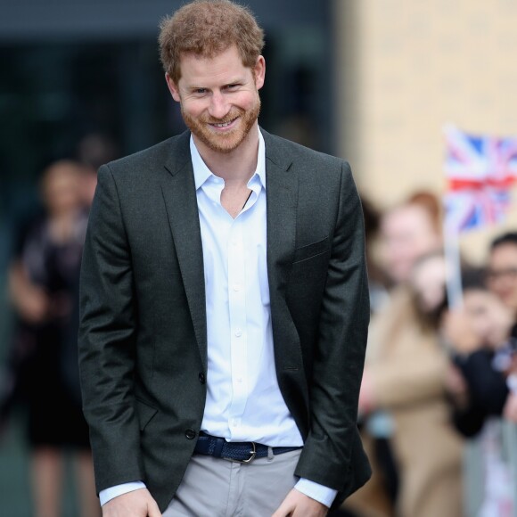 Cueca de Príncipe Harry é leiloada por stripper e Meghan Markle é alvo de alfinetada