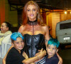 Cintia Dicker posou com os dois filhos do marido, Pedro Scooby, em festa do surfista