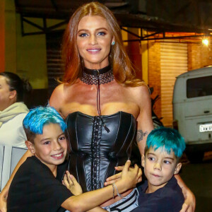 Cintia Dicker posou com os dois filhos do marido, Pedro Scooby, em festa do surfista