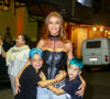Filhos de Pedro Scooby, Dom e Bem exibiram cabelos azuis ao posar para fotos com a madrasta, Cintia Dicker