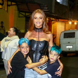 Filhos de Pedro Scooby, Dom e Bem exibiram cabelos azuis ao posar para fotos com a madrasta, Cintia Dicker
