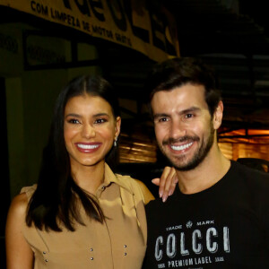 Sertanejo Mariano e a namorada, Jakelyne Oliveira, prestigiaram festa de Pedro Scooby no Rio de Janeiro