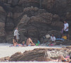Rafa Kalimann e José Loreto foram fotografados em praia do Rio